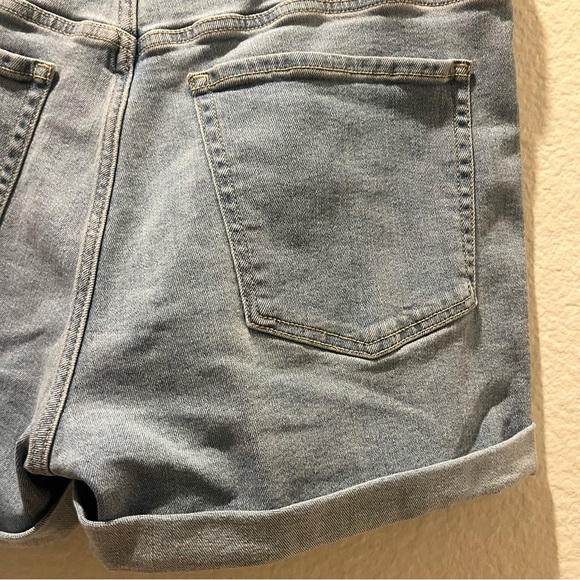 Light Wash High Rise Cuffed Denim Jean Shorts Trendy Summer Casual Outfit - Picture 10 of 14